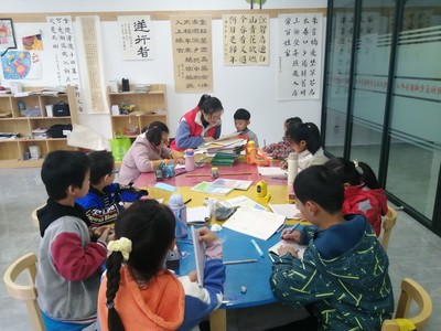 鹽都區(qū)潘黃街道旭日社區(qū)“復(fù)興少年宮” 以美術(shù)輔導(dǎo)服務(wù)點(diǎn)亮兒童多彩夢想